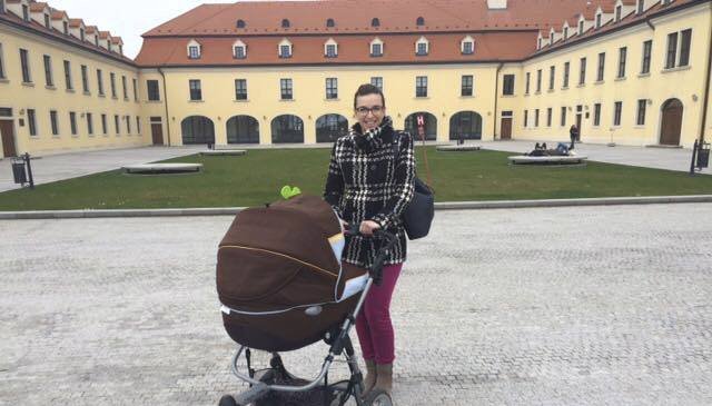 Poslankyni Simonu Petrík nepustili do jednacího sálu Národní rady s půlroční dcerou v šátku. Na Slovensku to rozpoutalo diskusi.