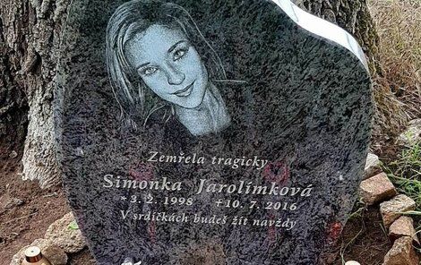 Simona tragicky zemřela na přehradě. U Orlíku má teď pomník. 