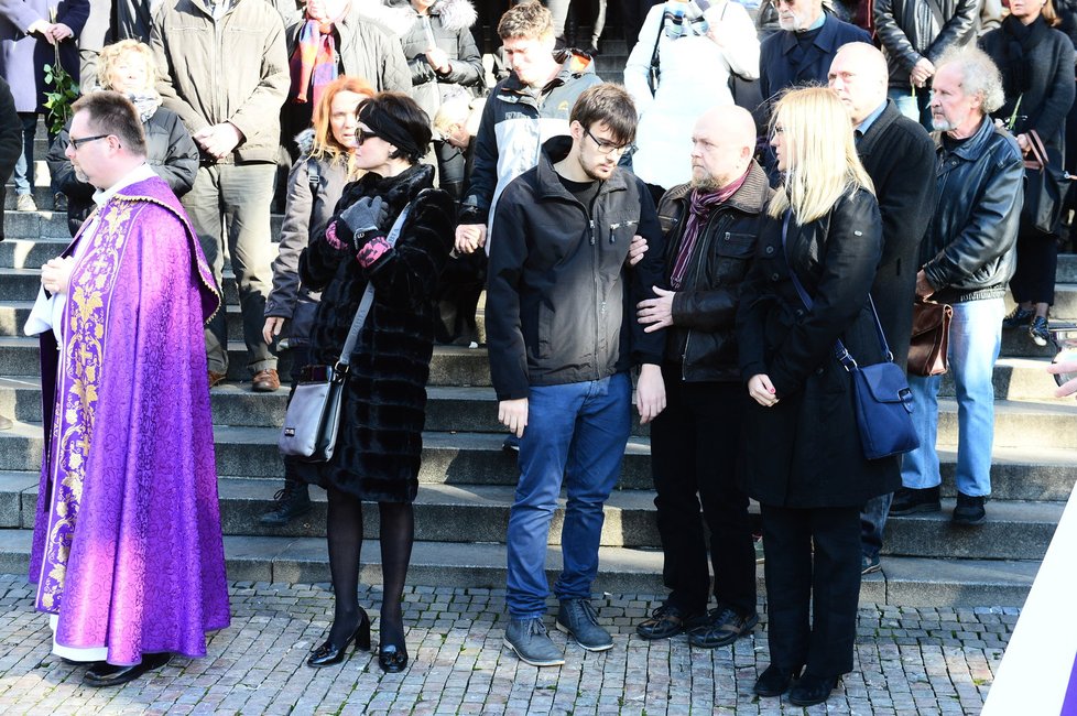 Pohřeb manžela Simony Postlerové Zdeňka Hráška.