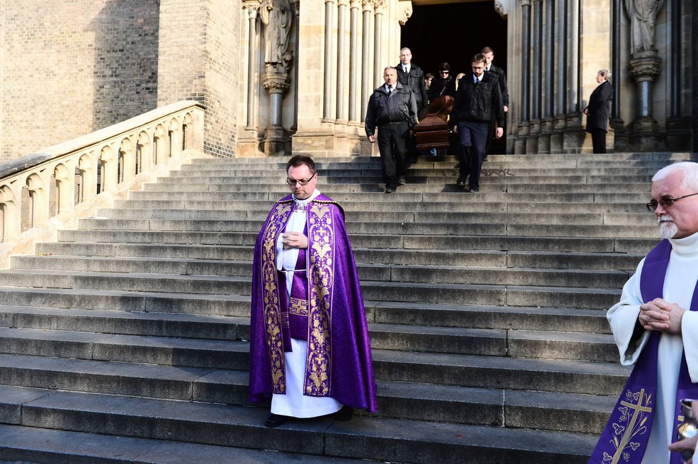 Pohřeb manžela Simony Postlerové Zdeňka Hráška