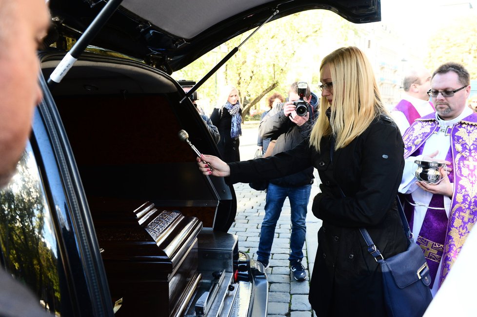 Pohřeb manžela Simony Postlerové Zdeňka Hráška.