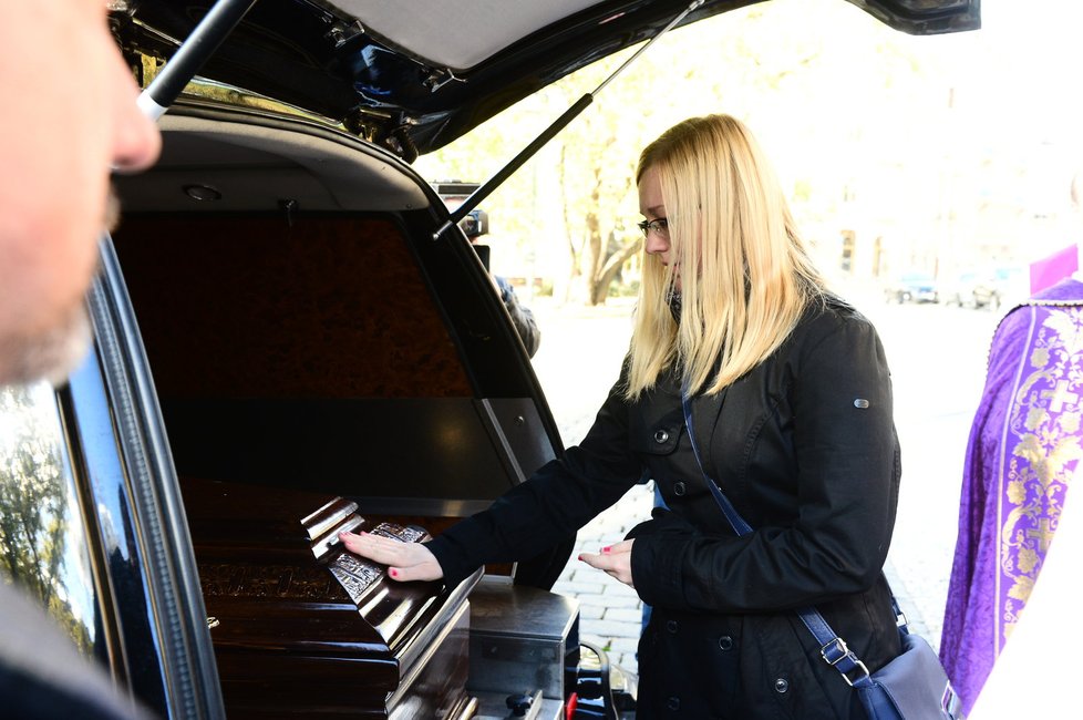 Pohřeb manžela Simony Postlerové Zdeňka Hráška