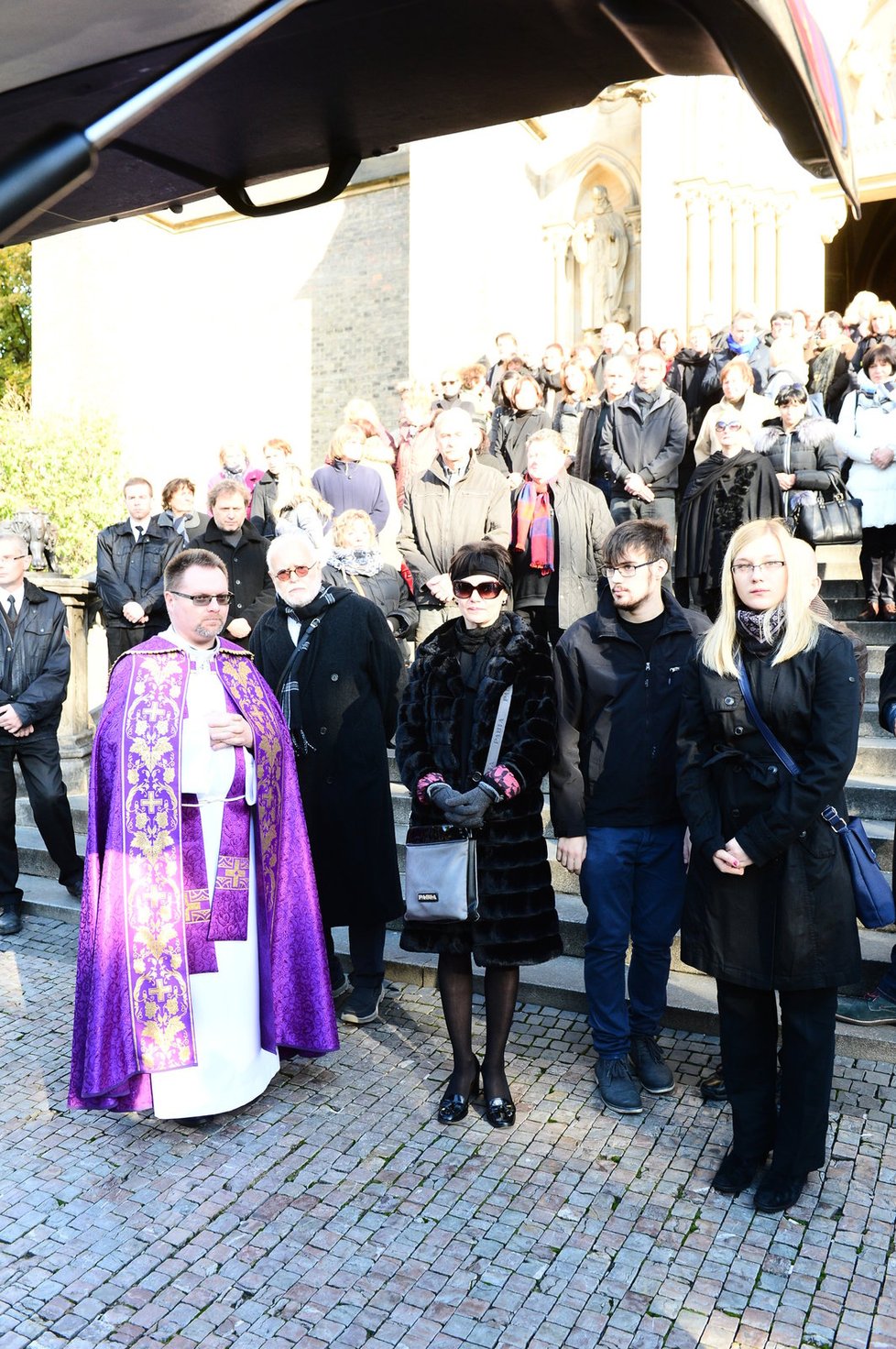 Pohřeb manžela Simony Postlerové Zdeňka Hráška.