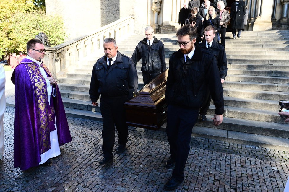 Pohřeb manžela Simony Postlerové Zdeňka Hráška.