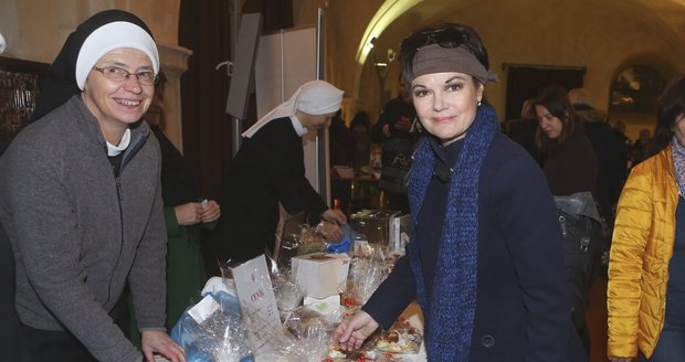 Simona Postlerová kupovala na Mikulášském bazaru cukroví.