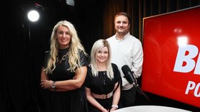 Simonu přišli do studia podpořit i kolegové od policie