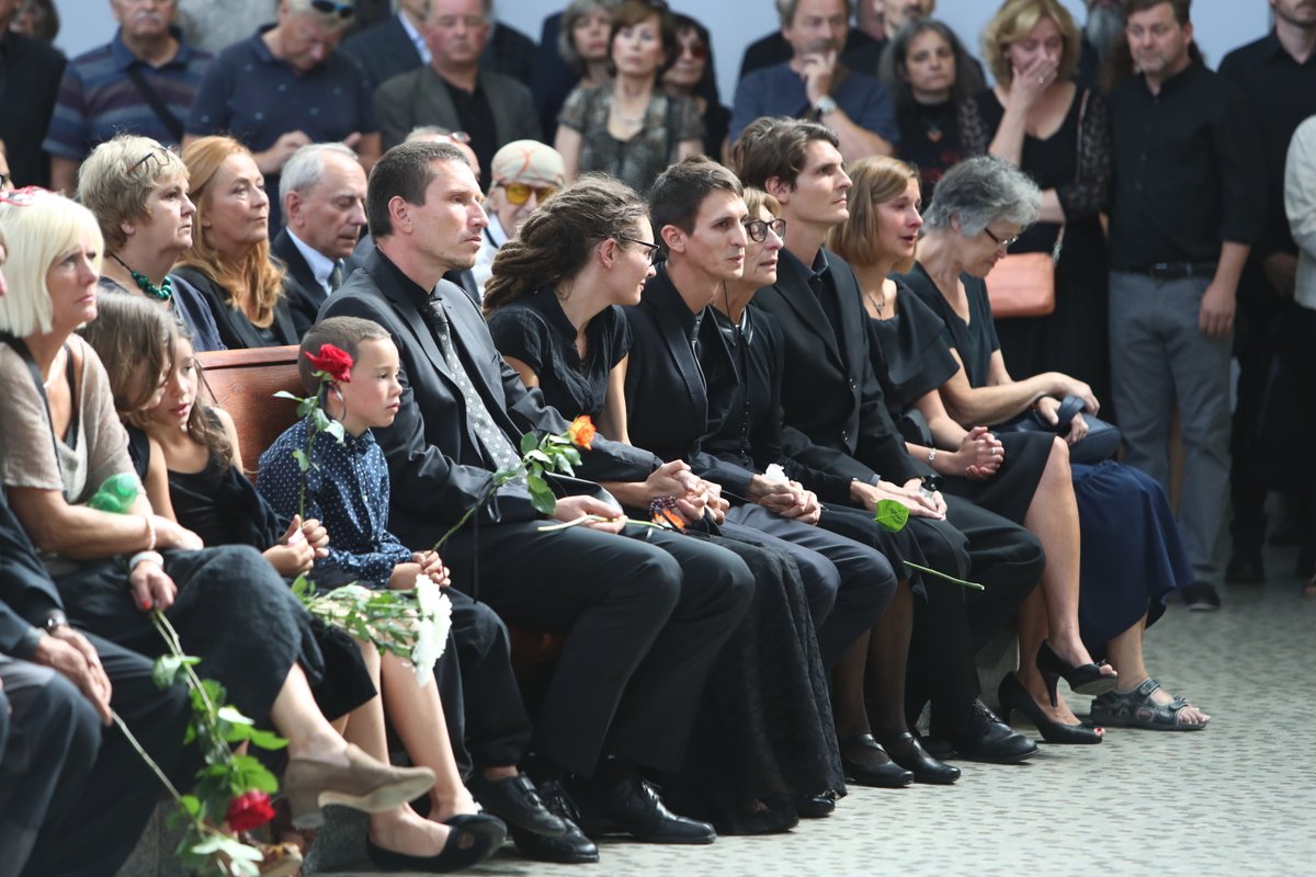 Synové Martin a Mikuláš, vdova Marie, dcera Zuzana a další příbuzní.
