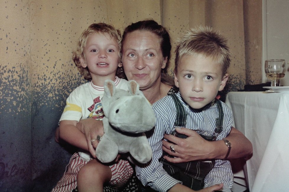 O vnoučatech Markovi a Votěchovi mluví jak Simona, tak jejich babička Jiřina Bohdalová nerada. Na snímku Simona Stašová se syny v 90. letech.