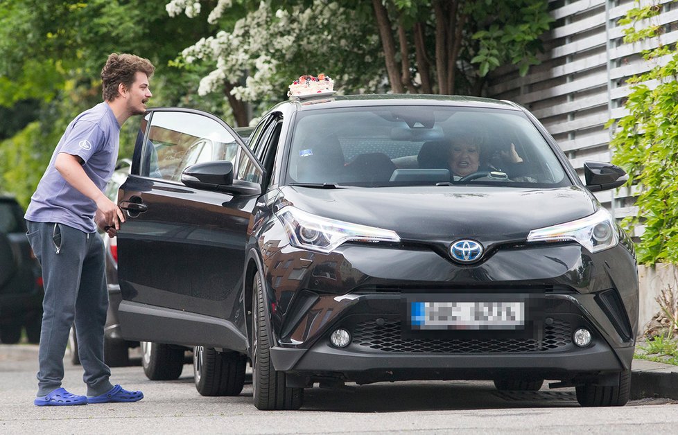 Mladší vnuk Vojty, jehož tátou je herec Pavel Skřípal, pomáhal babičce s dortem a nákupy.