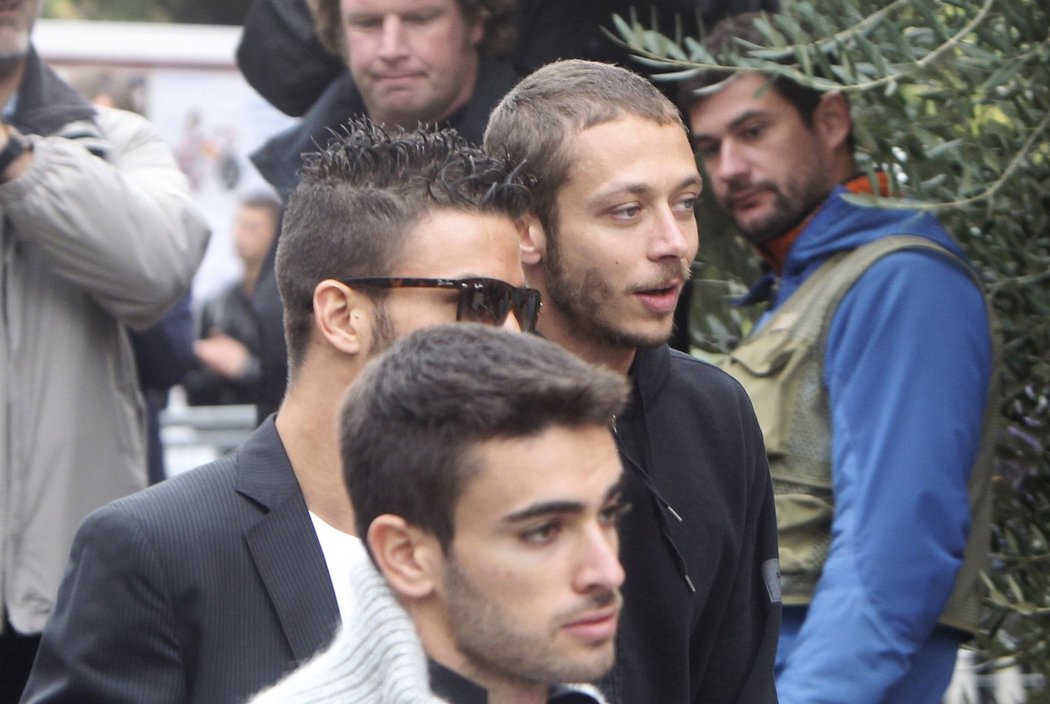 Na pohřbu se objevil také Valentino Rossi v doprovodu dalších přátel Marka Simoncelliho.
