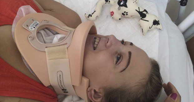 Simonka (17) ochrnula po autonehodě: Do páteře jí voperovali implantát