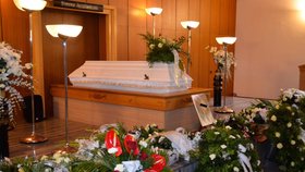 Pohřeb Simony, kterou zabil na Orlíku vodní skútr.