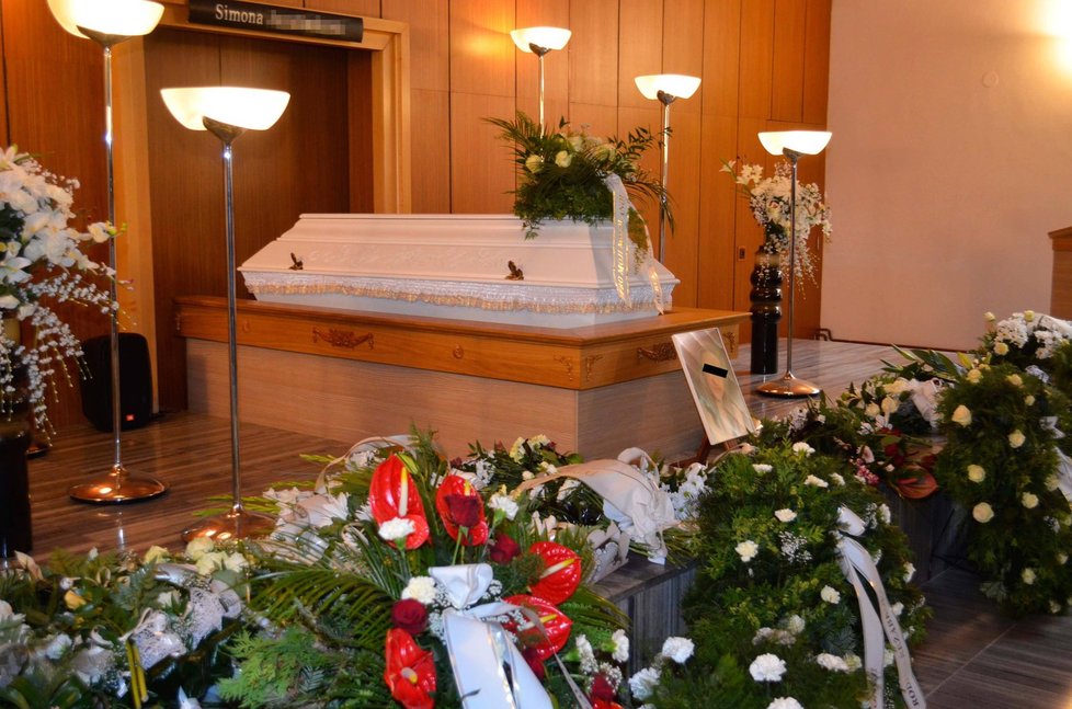 Rodina Simonku pohřbila v bílé rakvi.