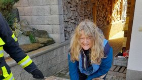 Hasiči zachraňovali kozu ze střechy.