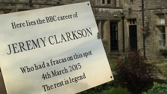 Tady před pěti lety skončila Clarksonova kariéra v Top Gearu. Hotel chystá speciální vzpomínku a pamětní desku