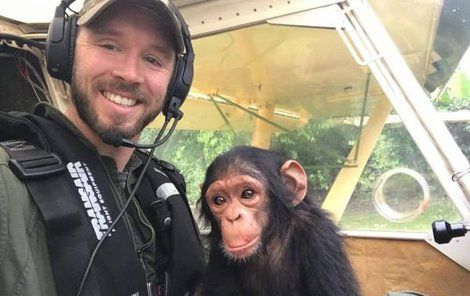 Selfie se šimpanzátkem nesmí chybět.