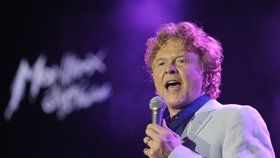 Milovník žen Mick Hucknall ze skupiny Simply Red vystoupí zítra v Praze