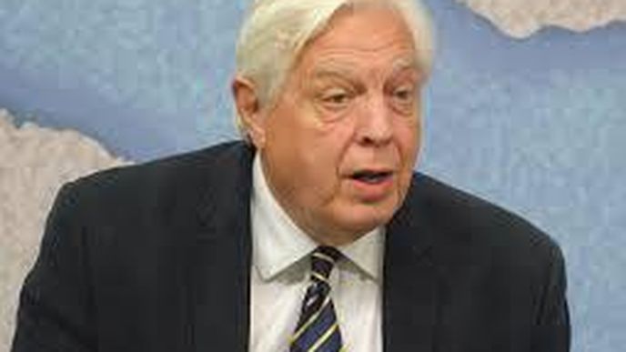 John Simpson tvrdí, že se stal obětí komplotu