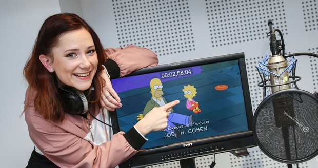 Ivana Korolová dabuje Lízu Simpsonovou po zesnulé Heleně Štáchové.