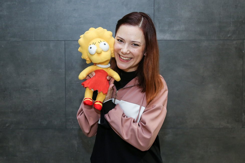 Ivana Korolová dabuje Lízu Simpsonovou po zesnulé Heleně Štáchové.