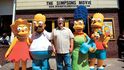 Matt Groening a jeho nažloutlí hrdinové. Simpsonovy pojmenoval podle členů své vlastní rodiny a Bart dostal jméno díky anagramu slova &#39;brat&#39; (spratek).