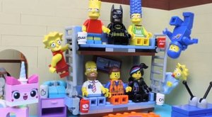 Simpsonovi zažili gaučový gag v (LEGO) kostce a s Batmanem