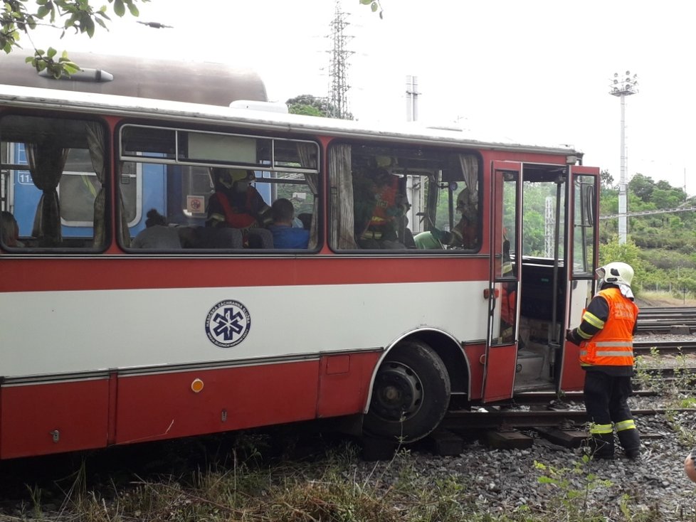 Simulace zásahu hasičů a záchranářů po srážce vlaku s autobusem