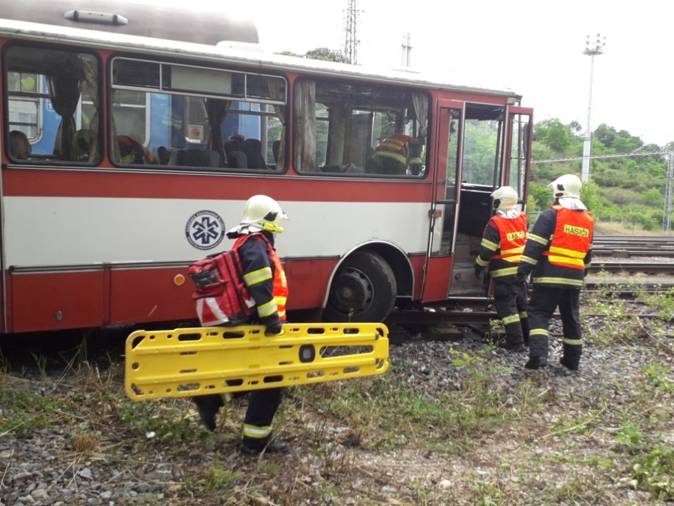 Simulace zásahu hasičů a záchranářů po srážce vlaku s autobusem