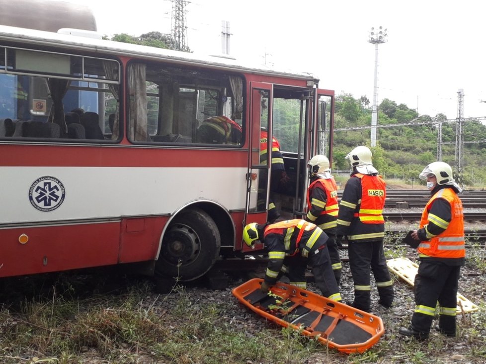 Simulace zásahu hasičů a záchranářů po srážce vlaku s autobusem