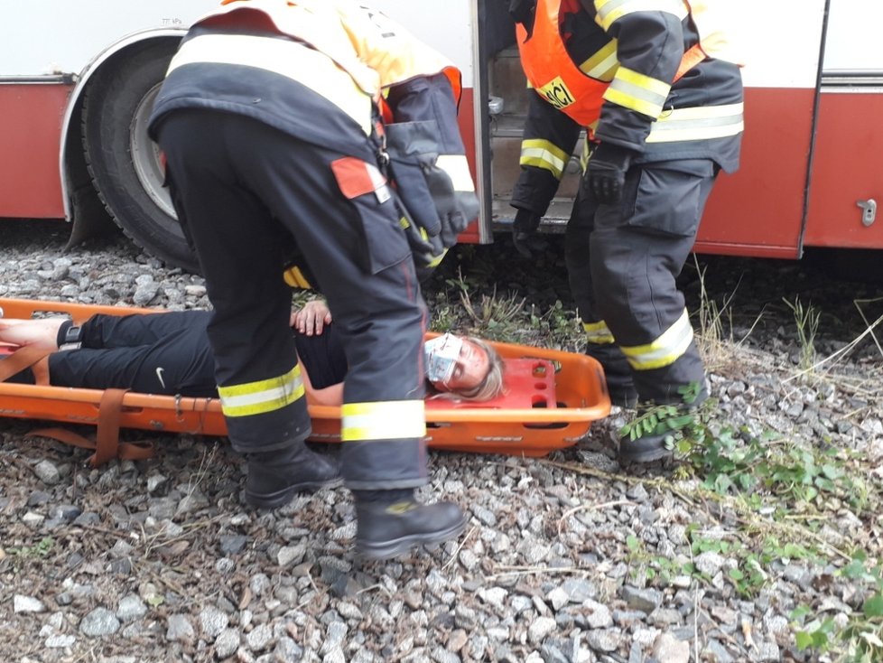 Simulace zásahu hasičů a záchranářů po srážce vlaku s autobusem