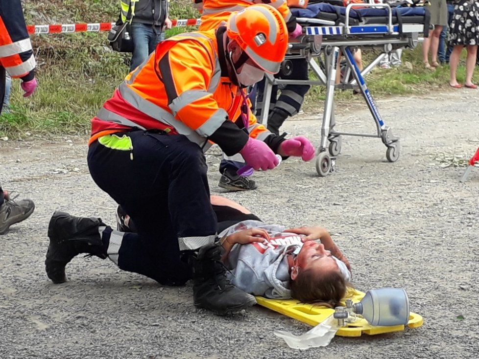 Simulace zásahu hasičů a záchranářů po srážce vlaku s autobusem