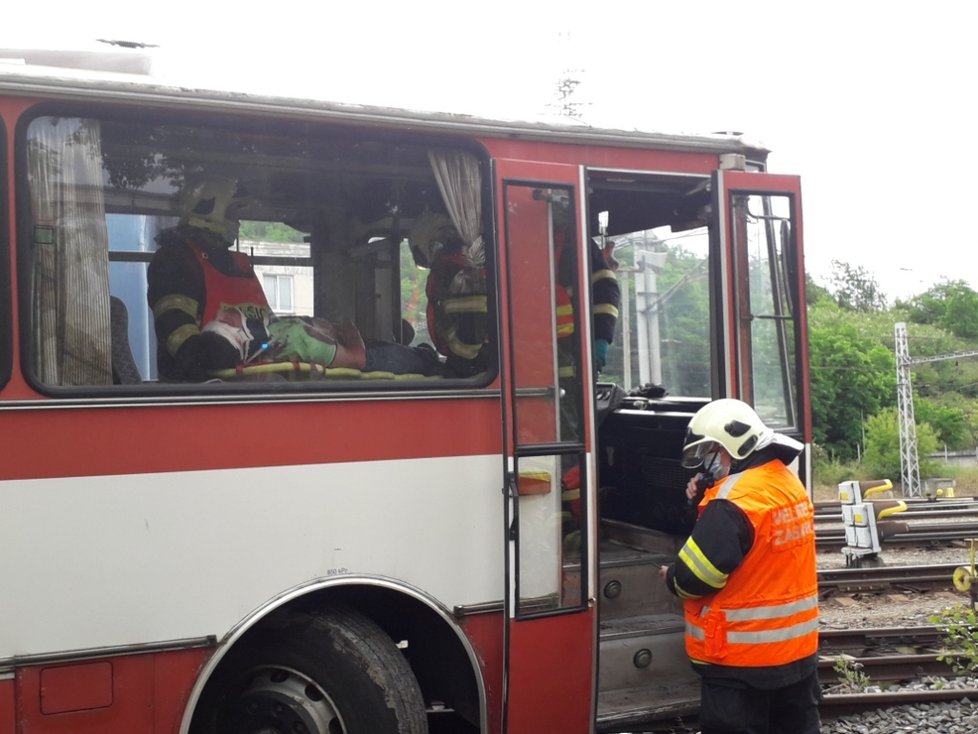 Simulace zásahu hasičů a záchranářů po srážce vlaku s autobusem