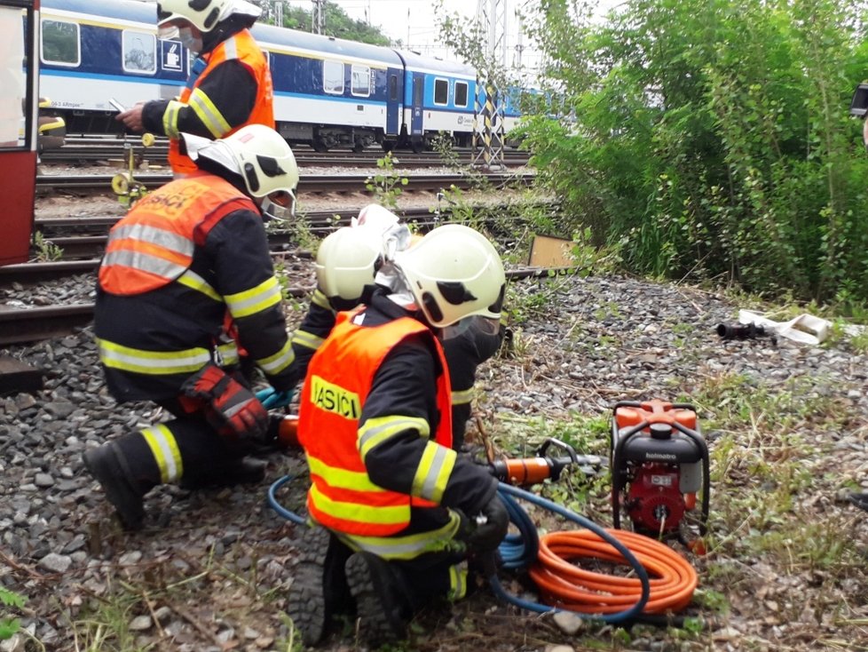 Simulace zásahu hasičů a záchranářů po srážce vlaku s autobusem