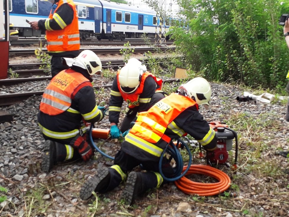 Simulace zásahu hasičů a záchranářů po srážce vlaku s autobusem