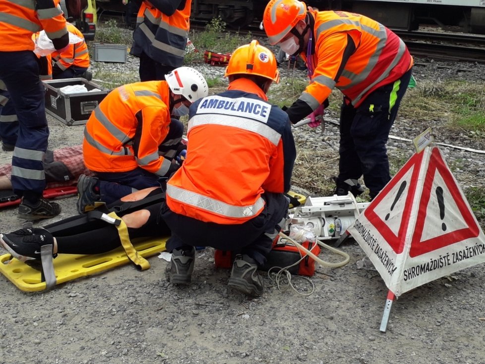 Simulace zásahu hasičů a záchranářů po srážce vlaku s autobusem