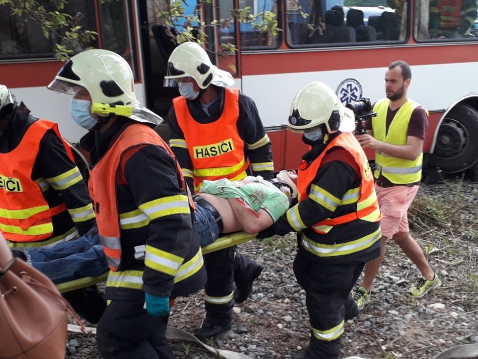 Simulace zásahu hasičů a záchranářů po srážce vlaku s autobusem