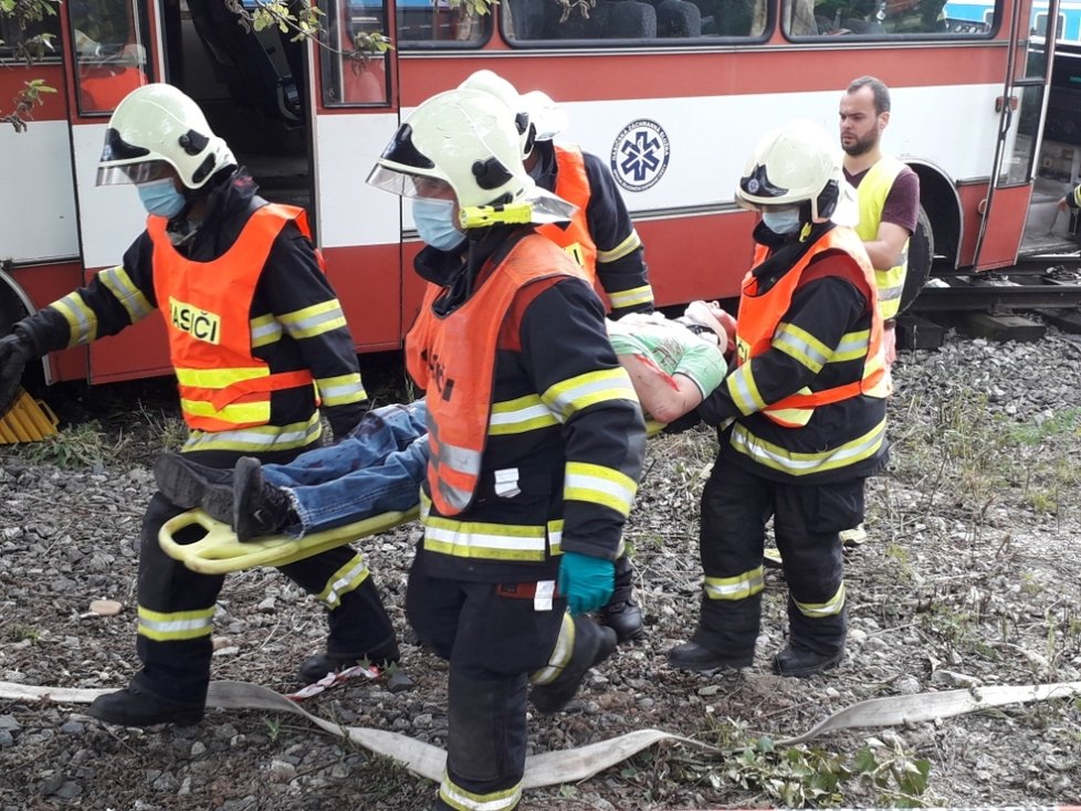 Simulace zásahu hasičů a záchranářů po srážce vlaku s autobusem