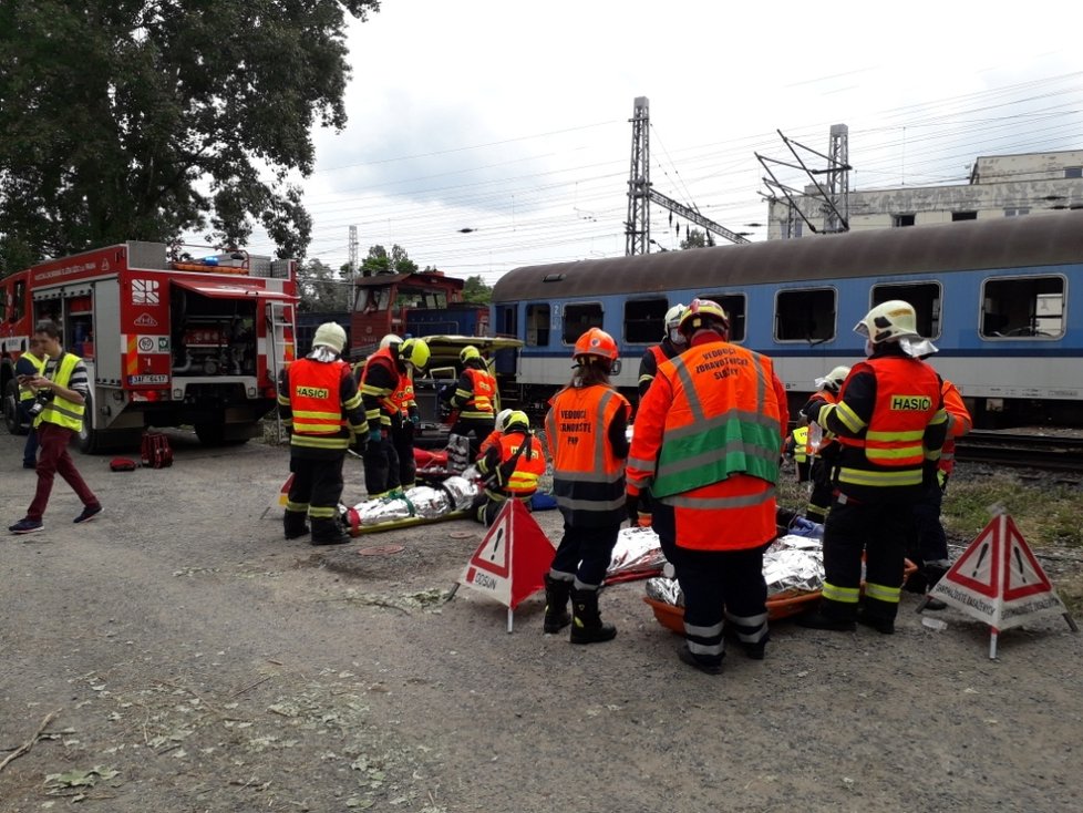 Simulace zásahu hasičů a záchranářů po srážce vlaku s autobusem