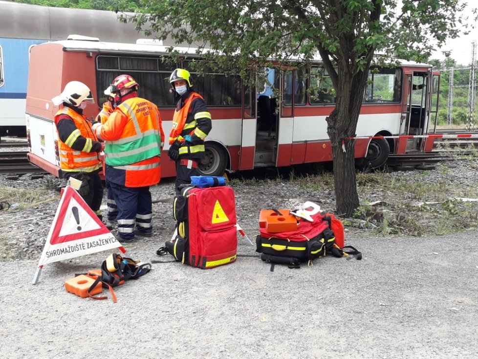 Simulace zásahu hasičů a záchranářů po srážce vlaku s autobusem