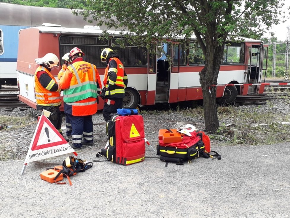 Simulace zásahu hasičů a záchranářů po srážce vlaku s autobusem