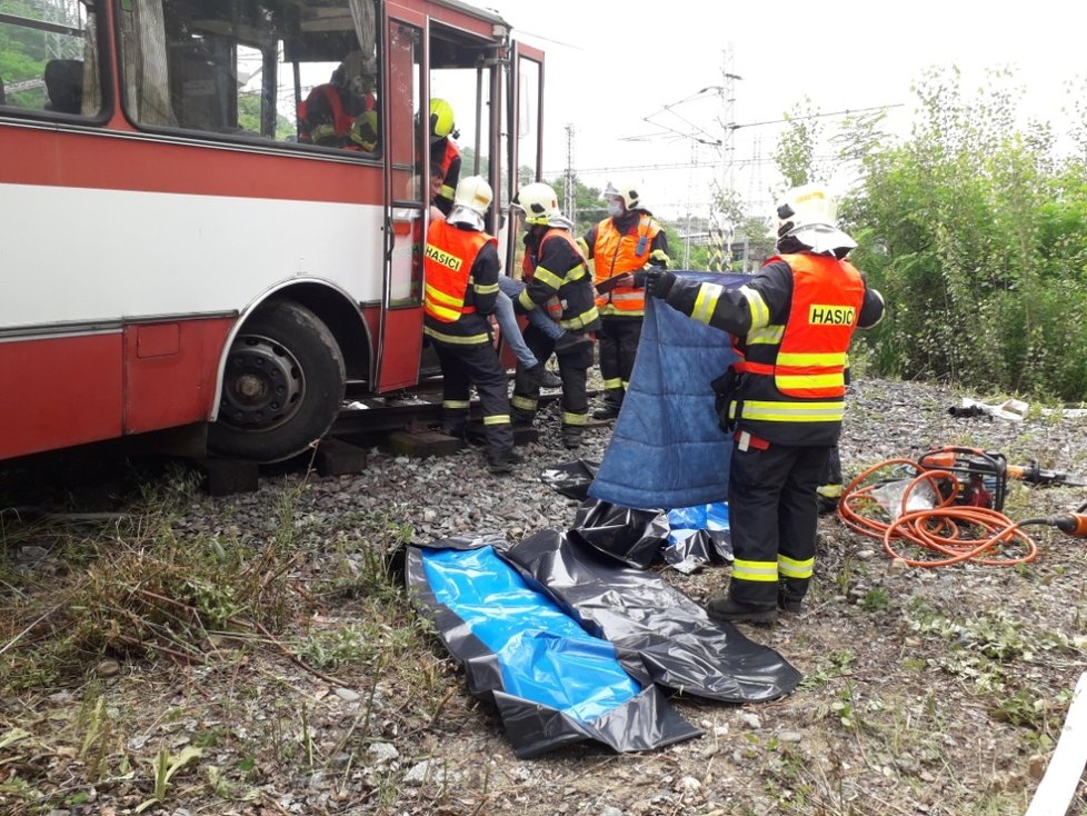 Simulace zásahu hasičů a záchranářů po srážce vlaku s autobusem