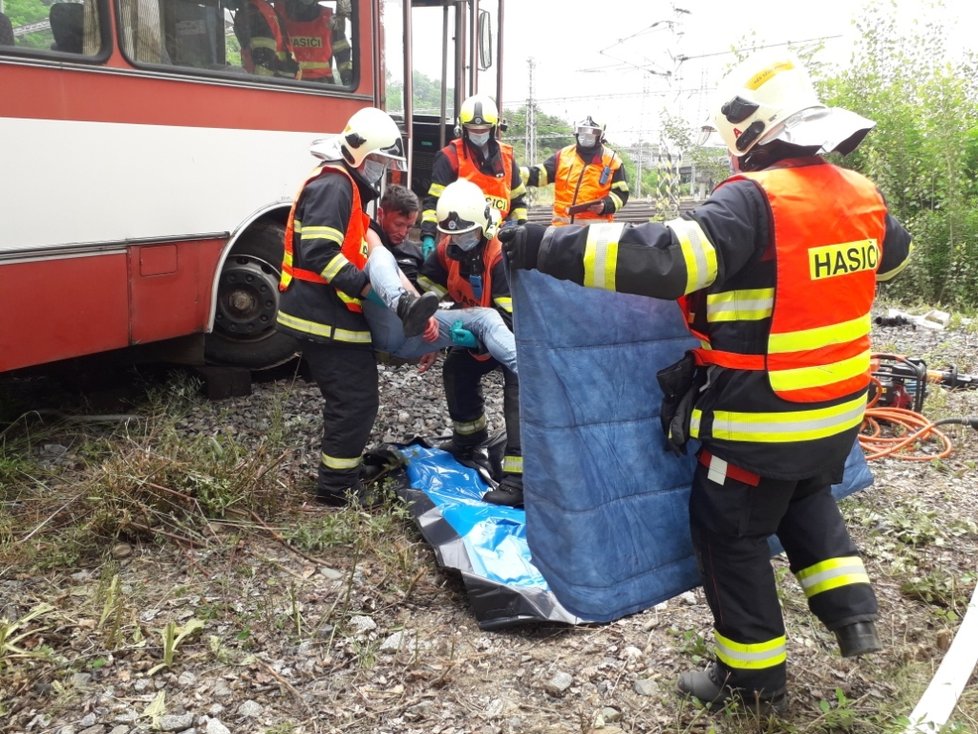 Simulace zásahu hasičů a záchranářů po srážce vlaku s autobusem