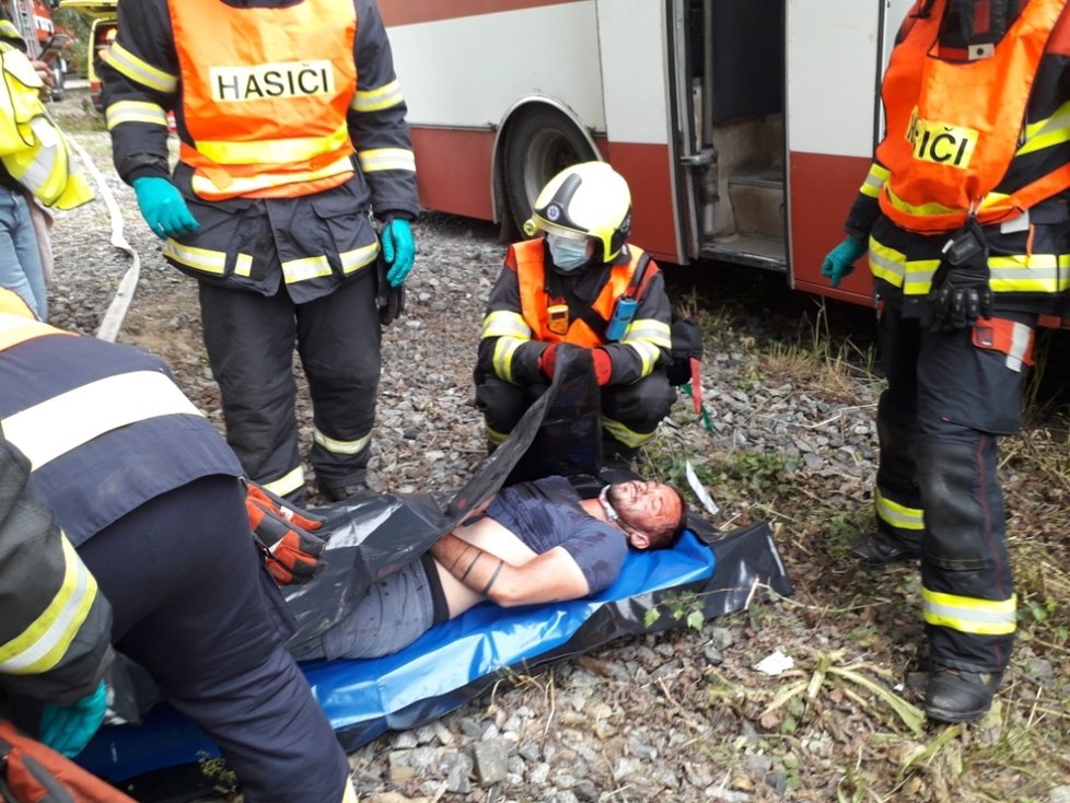 Simulace zásahu hasičů a záchranářů po srážce vlaku s autobusem