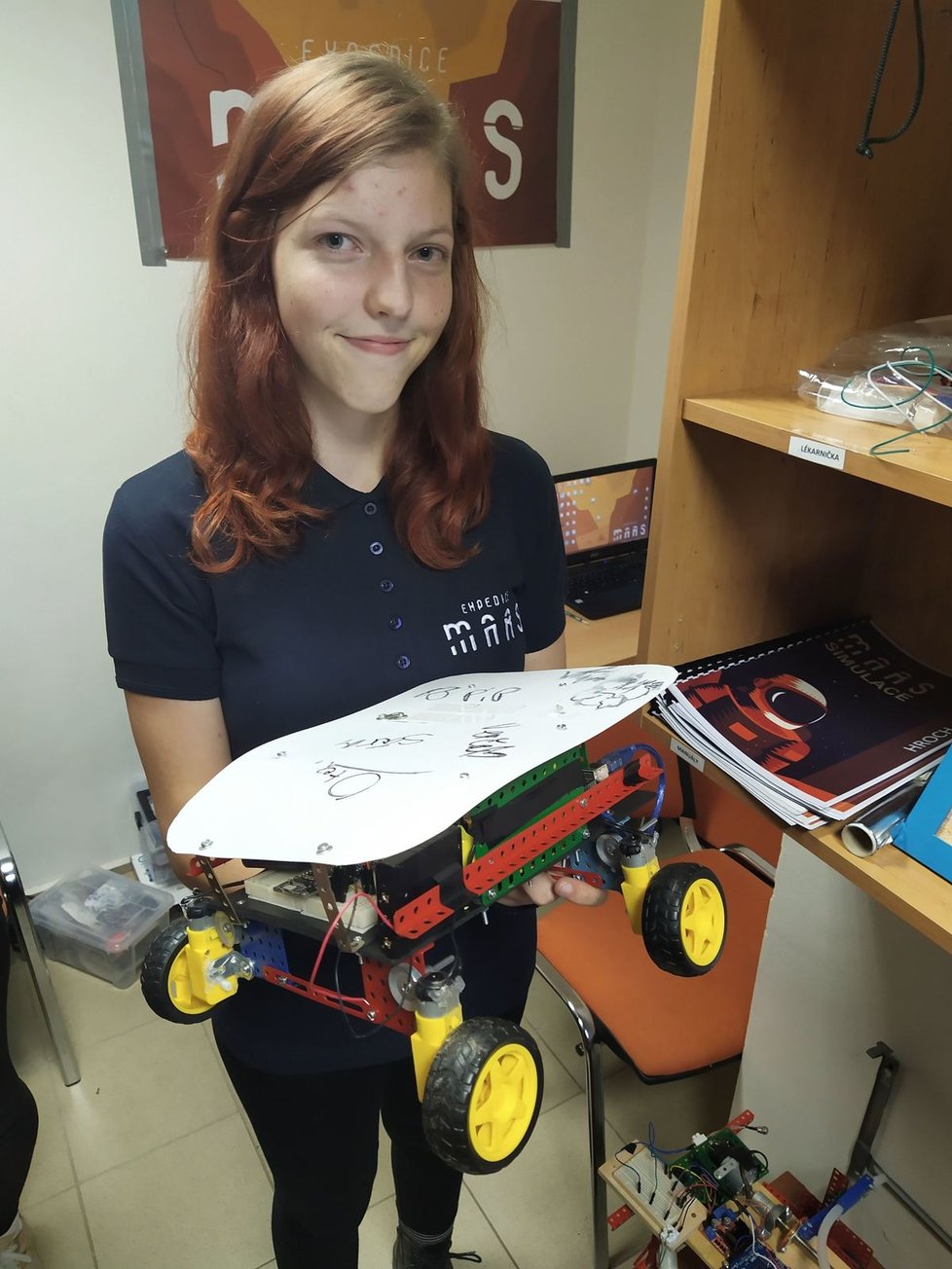 Veronika s jedním z úkolů. Studenti měli složit model vozítka Rover určeného pro pohyb po rudé planetě.