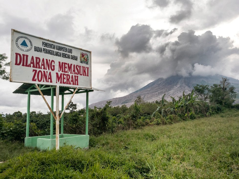 Městečko na úpatí sopky Sinabung opustili obyvatelé ve spěchu.