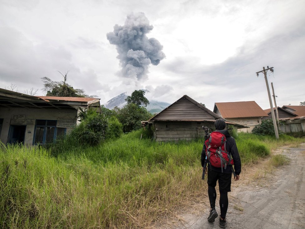 Městečko na úpatí sopky Sinabung opustili obyvatelé ve spěchu.