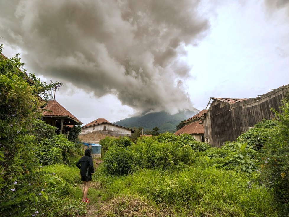 Městečko na úpatí sopky Sinabung opustili obyvatelé ve spěchu.