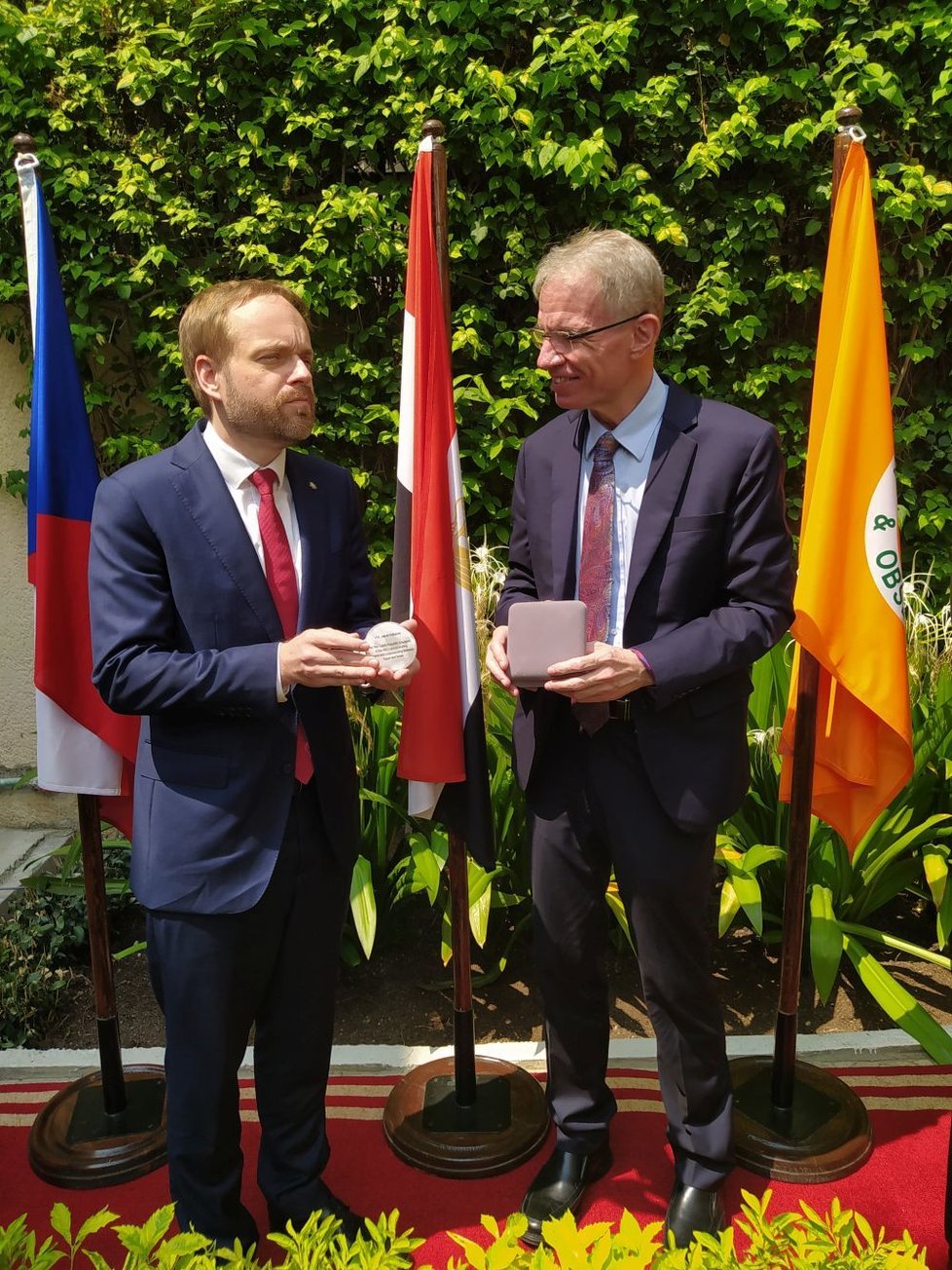 Ministr Jakub Kulhánek přebírá ocenění od sinajské mírové mise.