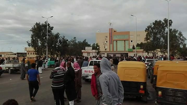 Teroristé vystříleli mešitu na Sinaji, zabili stovky lidí.