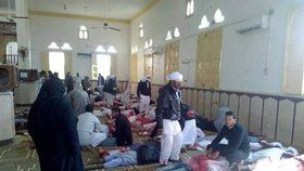 Ozbrojenci zaútočili na mešitu na Sinaji, postříleli stovky lidí.
